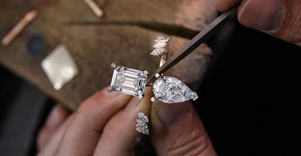 دو حلقه از مجموعه کلکسیون جواهرات ولتاژ مسیکا (Messika) با الماس های بریده شده تراش اشکی هم اندازه الماس تراش زمردی و در مجموع وزن 16.85 قیراط تنظیم شده است. الماس های مارکیز در ساق رکاب قرار دارد